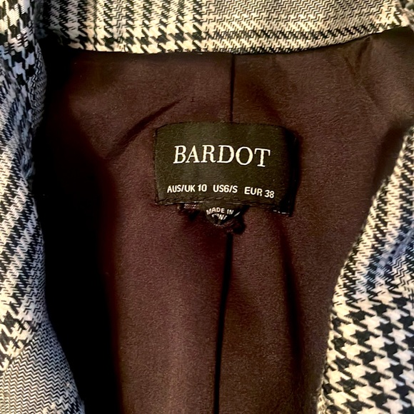 Blazer dress in houndstooth check with attached belt. Looks like new. - Picture 9 of 11